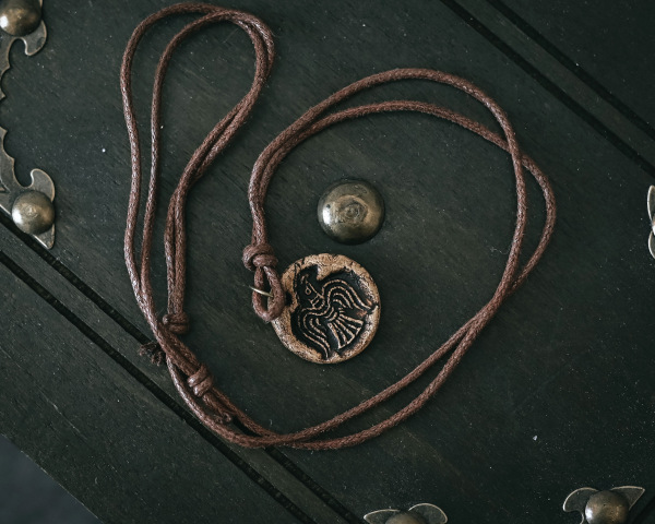Hlinený vikingský prívesok – Odinova vrana 4