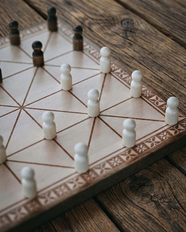 Alquerque – Drevená strategická hra z bukového dreva (30x30 cm)