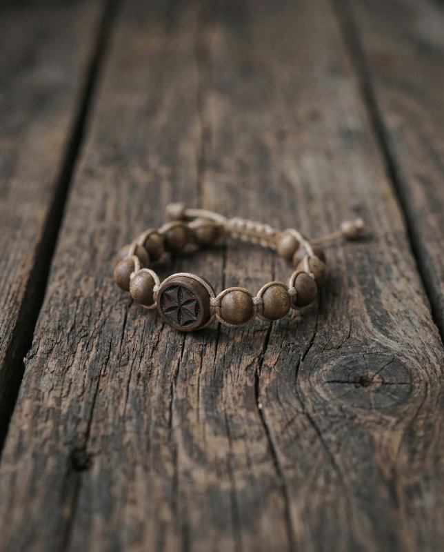 Ručne viazaný náramok – Perúnov kvet (Lipové drevo)